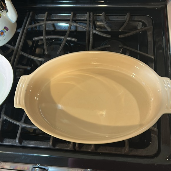 Le Creuset Cream and Green Bakeware Set for Your Kitchen - Picture 2 of 10